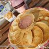 Crêpes au lait d'avoine et à la poudre de biscuits roses de Reims