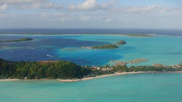 <p>tour de l'ile de bora et visite de tupai, l'ile voisine regardez bien , elle a une forme particulière</p>
<p> d'autres photos à venir !!!</p>
<p> </p>