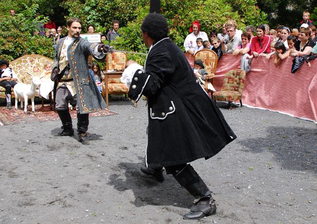 Prestation d'escrime artistique dans le cadre de la fête de la révolution à Murol (63 - Auvergne)