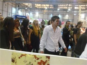 Durant la Zombie Walk, les membres de l'association Geek soft se sont pris au jeu en se mettant à tirer (à blanc bien entendu) sur les morts-vivants.