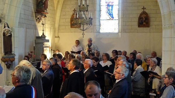 le Père Thaddée, curé de la paroisse, célèbre la Messe , devant une assemblée qui réunit les délégations de 15 communes (Italie 1, France 13, Suisse1).  Une belle cérémonie, recueillie  où la chorale "Méli Mélo" soutenait la prière et le chant des fidèles.  Après la messe, avec le concours de la fanfare de Casseneuil,  un hommage présidé par Mr RICCI, maire de St Maurice de Lestapel, était rendu aux morts pour la patrie 