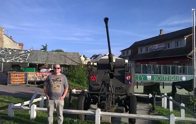 Le 4juin 2017 toujours moi à BEROUVILLE à côté d'un véhicule militaire anglais qui a servi du D-Day le 6 JUIN 1944 