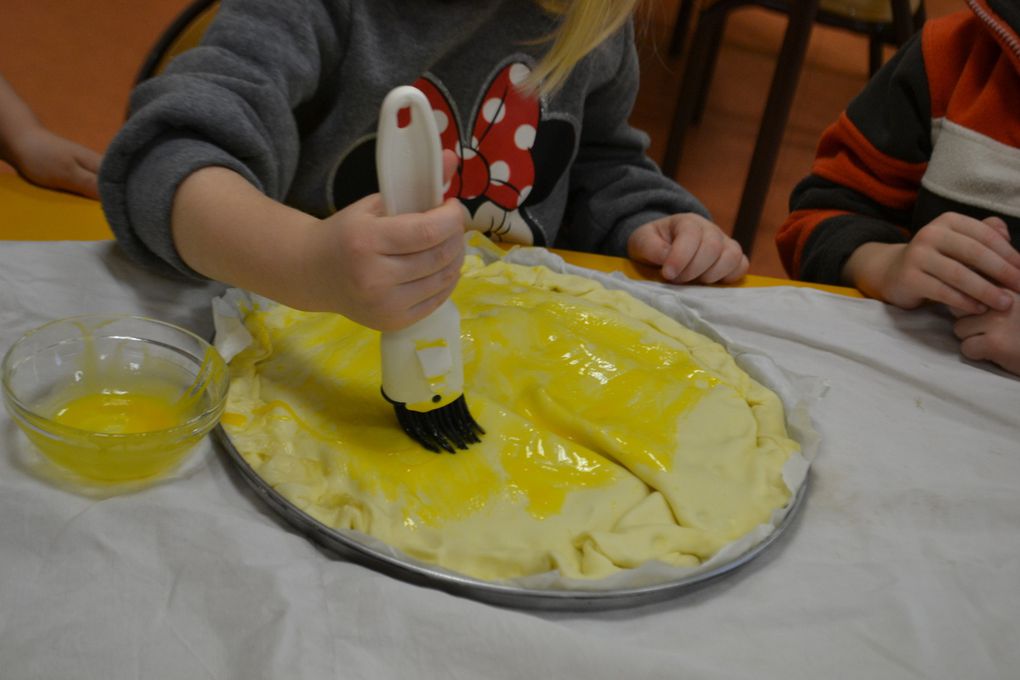 Trop drôle : on a peint les galettes avec du jaune d'oeuf !! et on a fait des traces sans appuyer avec une fourchette !