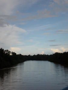 Immensité, paix et beauté, l'intensité d'une nature aux sensations pures, sur les rives du fleuve Amazone. Grande et mystérieuse forêt, labyrinthe des "igarapés", us et coutumes des peuplades locales, symphonie de couchers de soleil, une incurs