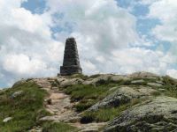 Au col, la Croix de Fer, un mémorial de guerre et une vue sur les Aiguilles d'Argentières.