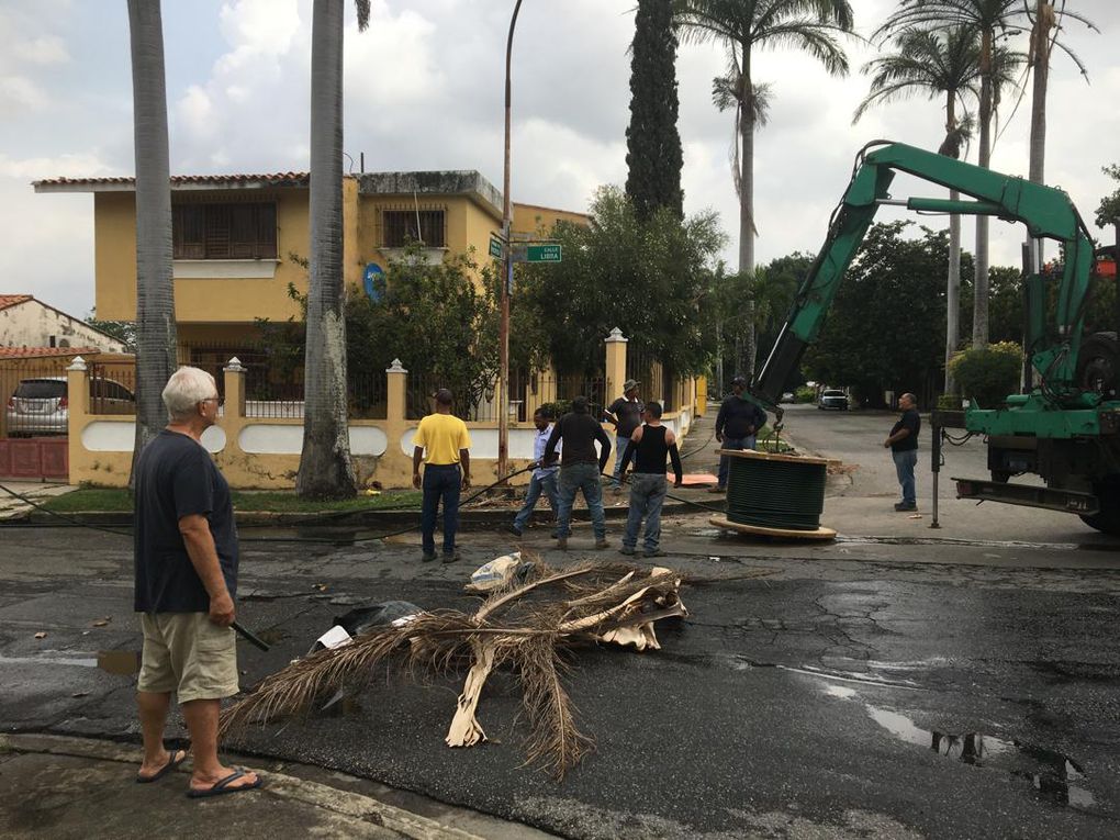 Trabajos realizados por Corpoelec en el Trigal Norte de Valencia este 25 de abril y cableado 4 - Cero de aluminio traído de Caracas espera haya dado solución a la crisis eléctrica que llegó a nueve días. 