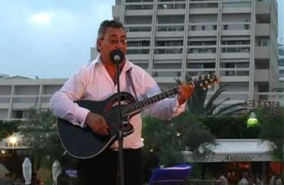 Le TROUBADOUR des PYRAMIDES chante la Rose et le Muguet