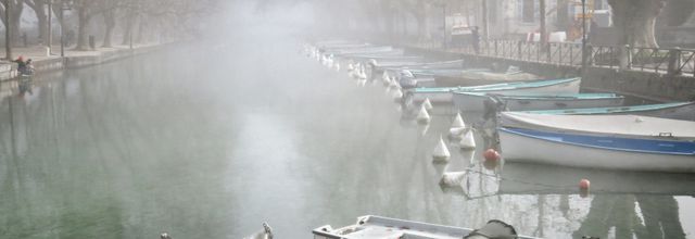 Brume sur le canal du Vassé. Annecy