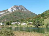 Dans la prairie vers la Thuile. Le lac et le village sous le pic de la Sauge. Jeux de lumière dans la roselière.