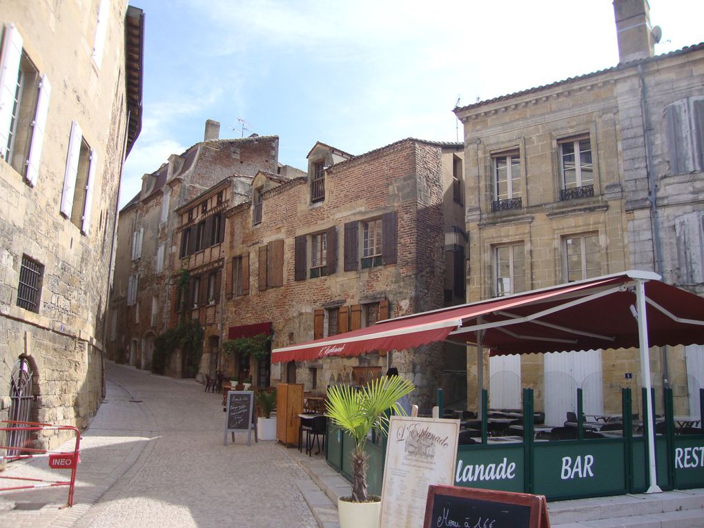 Visite guidée et commentée de la vieille ville de Bergerac. Visite du musée du tabac. Certaine photos date d'un précédent voyage.Repas sur le bord de la Dordogne.