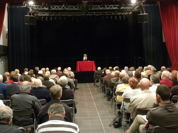 Vue de la salle et des intervenants lisant des discours de Jaurès.