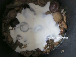 Noix de Saint-Jacques sur lit de champignons forestiers à la crème