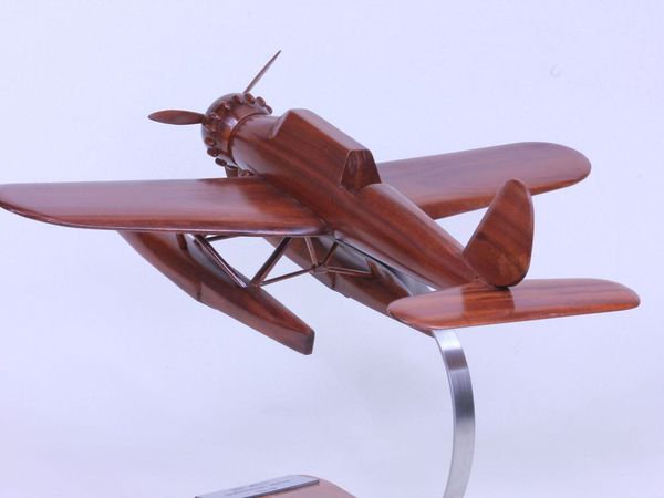 Arado 196 (Allemagne, échelle : 1/33°, bois : noyer, merisier)