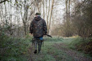 Un chasseur tire accidentellement sur son fils