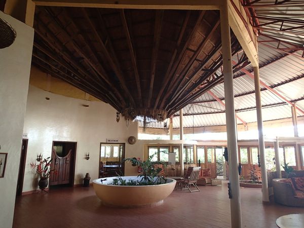 L'intérieur du local d'accueil du village, sur les photos la particularité du toit, l'impluvium, qui peut être source d'eau ou de lumière selon, dans les photos suivantes, l'équipe de la Voute nubienne au travail.