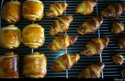 PAINS AU CHOCOLAT ET CROISSANTS