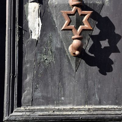 Un étoile de David sur une porte de maison de bourg