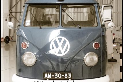 Volkswagen T2 " Combi ". ambulance ( musée de l'air de Sintra ).