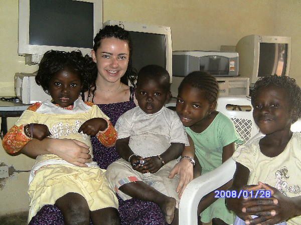 la famille de lamine avec les enfants et jessica , sorna la mere de lamine, lamine soumaré et moi, fatou que l'on a dessendu en casamance avec nous,sa soeur koumba avec d'autre enfants, rasta baby la class!! et un imbecile heureux pour finir!!