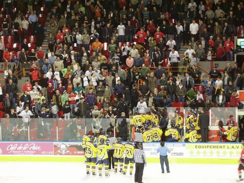 <span style="font-weight: bold;">Les Remparts de Qu&eacute;bec </span>= &eacute;quipe de Qu&eacute;bec en&nbsp; Ligue universitaire&nbsp; (LHJMQ) =&gt; 1er au classement de toutes les ligues du Canada et bien plac&eacute;s pour la coupe M&eacute;morial.<br />Un beau jeu, tactique, ambiance&nbsp; familiale au Colis&eacute;e Pepsi.<br /><br /><span style="font-weight: bold;">Le Radio X</span> = &eacute;quipe de Qu&eacute;bec dans la ligue pro du Qu&eacute;bec =&gt; 1er de la ligue. <br />Un peu pl