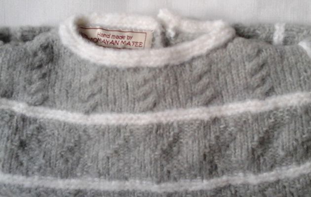 Petit pull gris au point fantaisie