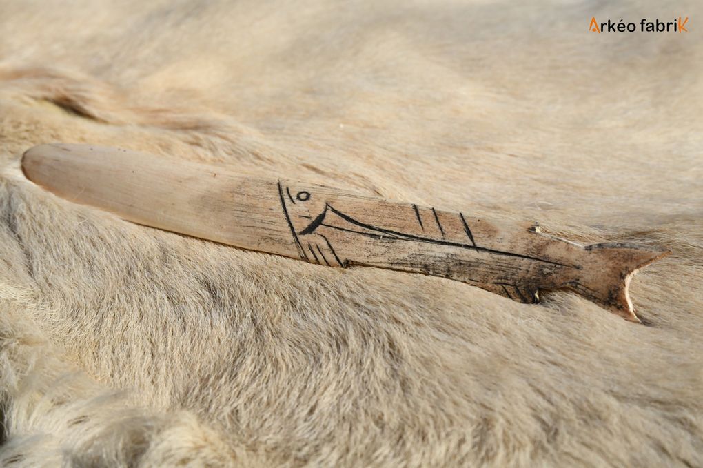 Spatule décorée d'un saumon (Grotte Rey en Dordogne).