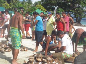 Journée "sports traditionnels" à la plage de Temae : Relais, courses à pied, natation, courses de porteurs de fruits, mise en sac du coco.
