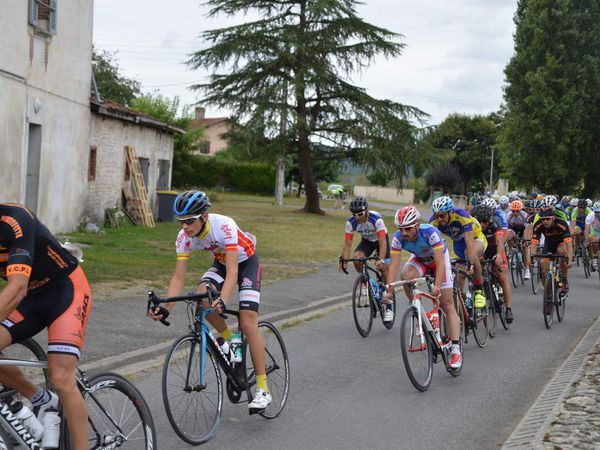 Ils forment un joli peloton ! Les premières attaques viennent secouer le peloton mais Alexis reste à l'avant attentif...