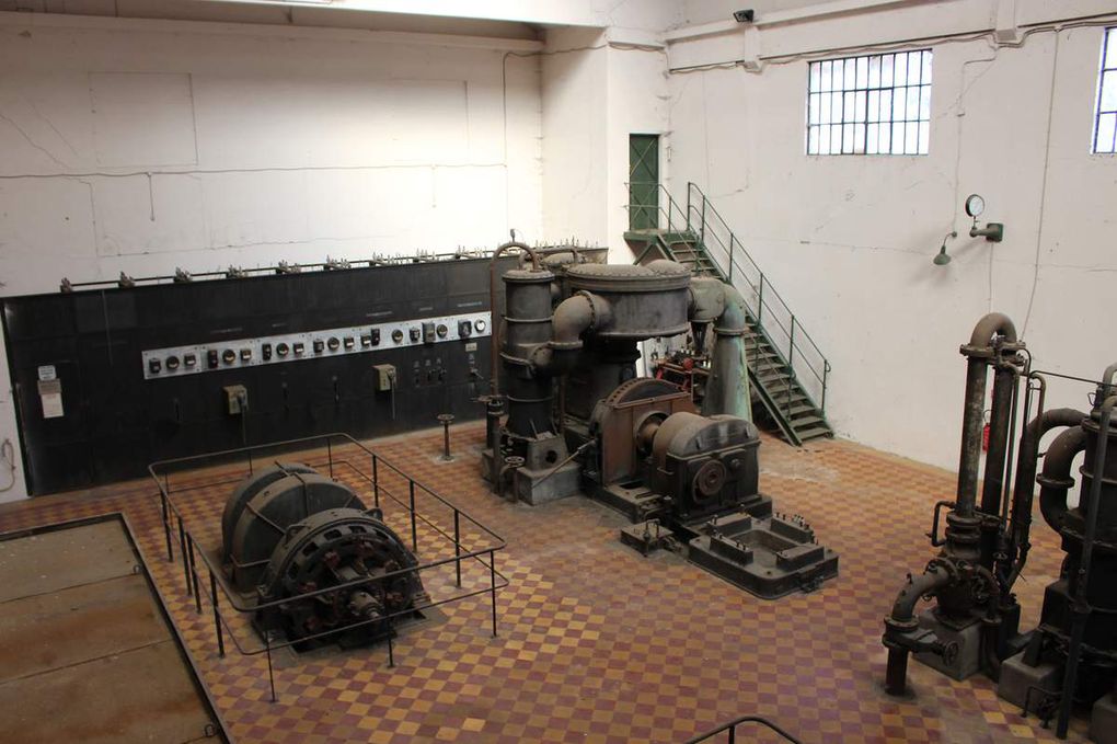 Nous irons découvrir la salle des machines et l'impressionnant tambour où s'enroulent les câbles de traction des cages permettant de descendre au fond du puits (801m) puis les en remonter ouvriers et wagonnets 