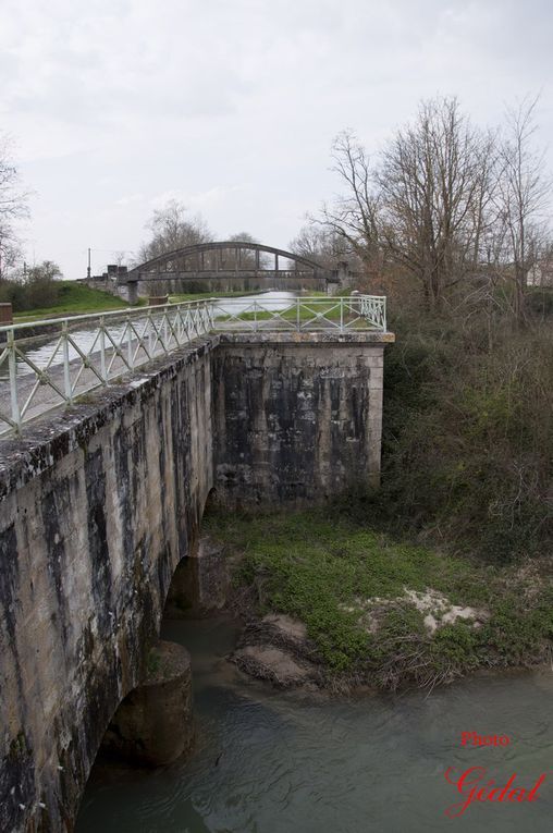 3 photos : Le petit pont-canal sur la Barguelonne.