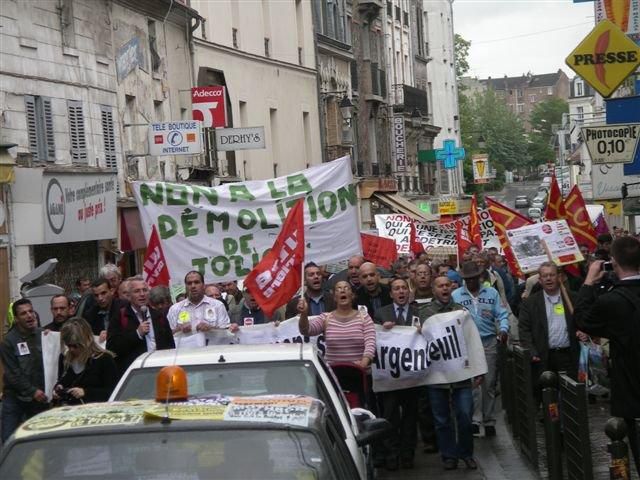 Manifestation dans les rues d'Argenteuil