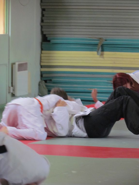 Les enfants heureux de faire monter les parents pour un cours judo....merci à eux d'avoir jouer le jeu, vos enfants ont apprécié , vous aussi apparement ! sortie de tatamis avec le sourire ....MERCI  à refaire :)