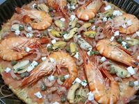 4 - Sortir du four. Garnir la pâte de purée de tomates fraîches, de gambas, de moules, crevettes grises, de dés de mozzarella et de câpres. Repasser la pizza au four pour 5 mn environ. Servir et déguster de suite !