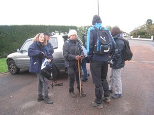 Puisque le parking devant l'église est occupé par les participants au tournoi annuel du club de "Questions pour un Champion", nous démarrons du cimetière à côté de la petite chapelle.