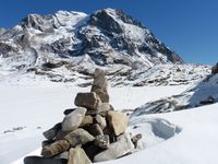 Le lac des Assiettes, sous la Grande Casse et, après une dernière grimpée, le refuge de la Vanoise.