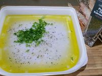 2 - Préparer une marinade dans un récipient refermable avec de l'huile d'olive, le jus d'une moitié de citron vert, le persil plat ciselé, le poivre de Timut, le sel, bien mélanger. Oter la carapace des gambas en laissant la tête et la queue et les placer dans la marinade en les badigeonnant bien. Laisser mariner pour 30 mn.
