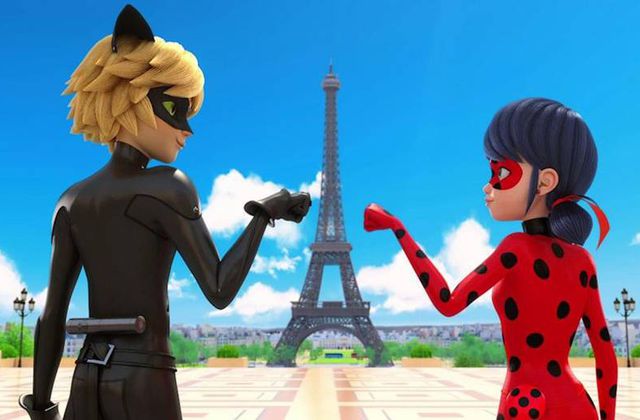 Héros de la série animée Miraculous, Ladybug et Chat Noir expliquent les gestes barrières aux enfants.