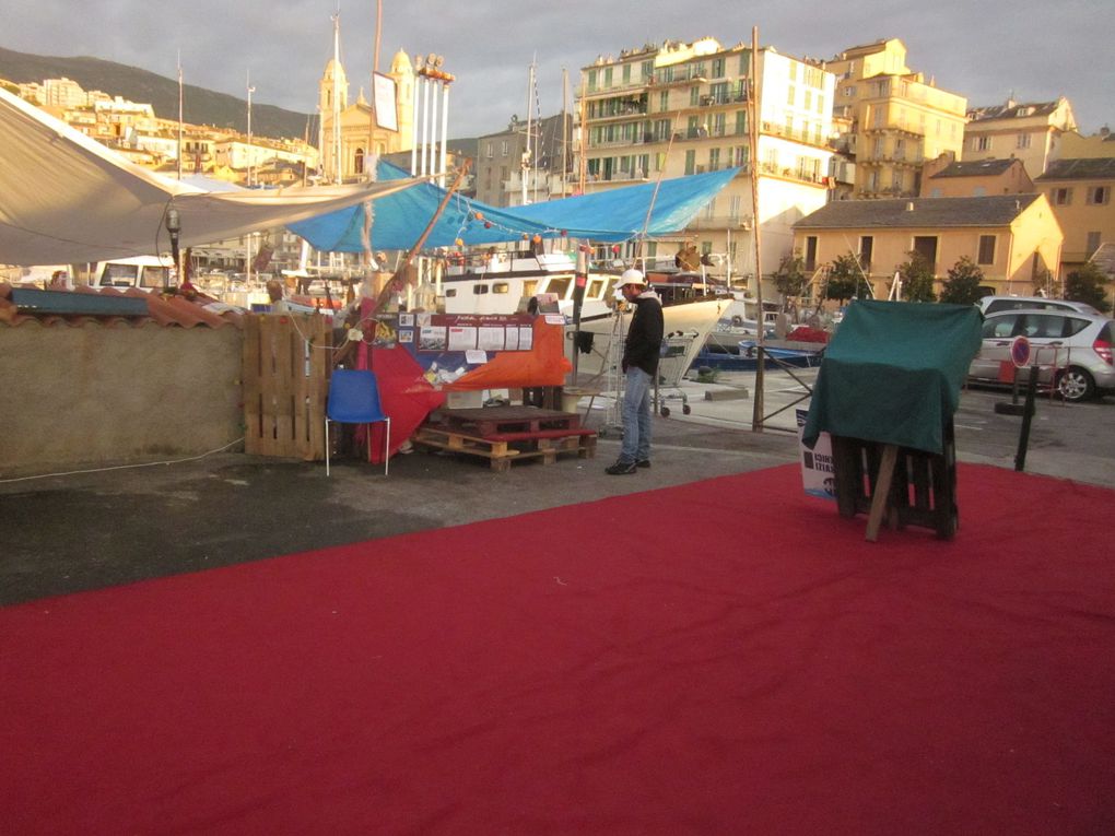 scénographie collective avec sculpture de chaises municipales sur le port à Bastia