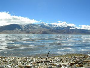 Le Tso Moriri (Ladakh); le lac de cratère du Changbaishan / Paektu (frontière Chine - Corée du nord); Badain Jaran (Mongolie intérieure); le lac Tihu à Wetar (Moluques du sud-ouest).