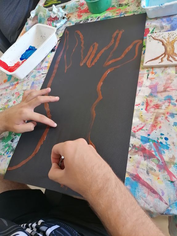 Nos frères debouts dessins aux pastels secs et peinture acrylique, temps de transmission avec les enfants.