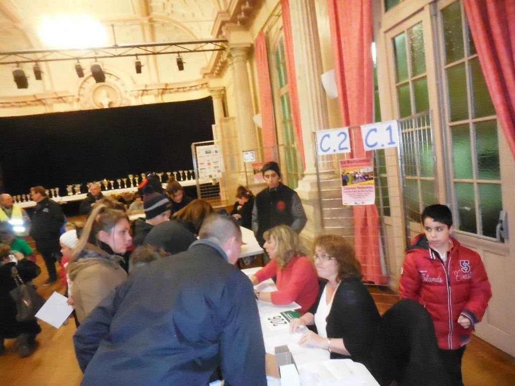 Dans la salle des fêtes : l'accueil, les inscriptions, l'organisation et la remises des prix