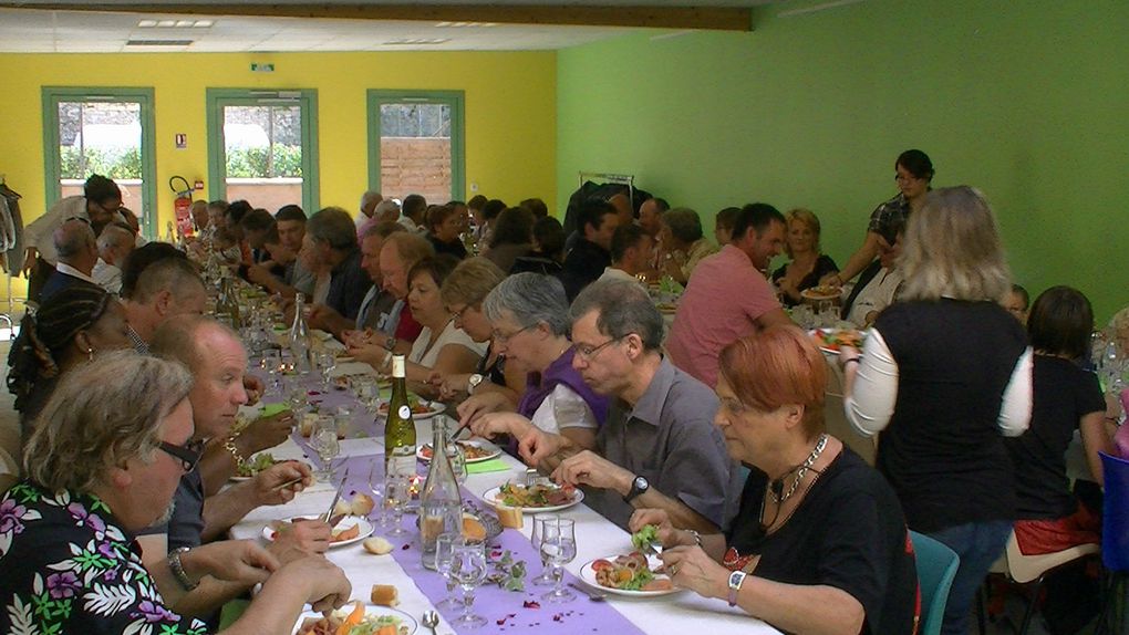 Repas des bénévoles du Comité des Fêtes de Bernay-en-champagne. Cantine scolaire le dimanche 12 septembre 2010.