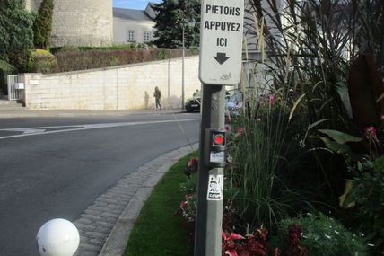 L'automobiliste peut ne pas voir l'enfant qui débouche sur le passage piéton du fait de la végétation.