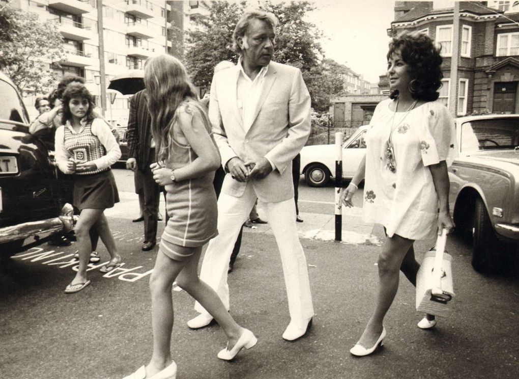 1971 end of July, London - Elizabeth Taylor, gorgeous in her mini dress, with Richard Burton, and their daughters Liza Todd and Maria Burton, walking in the street of London.