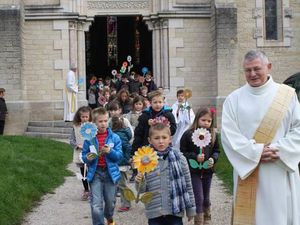 Les enfants sortirent de l'église en chantant « la paix, donnes -nous Seigneur la paix » 