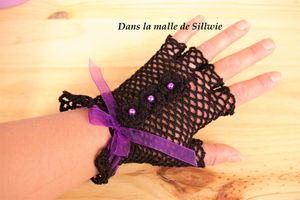 mitaines noires et violettes de style gothique et son collier ras du cou assorti au crochet d'art