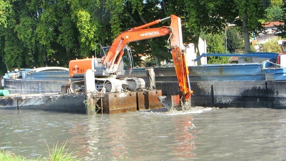 Opération de dragage du canal par Voies Navigables de France 