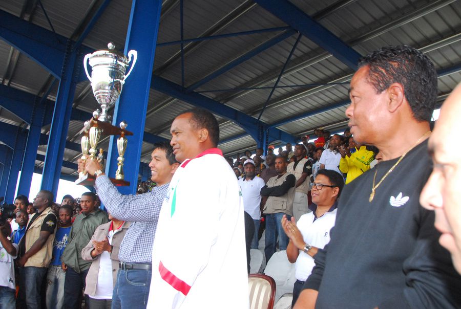 Le Président Andry Rajoelina assiste à la finale de la Coupe du Président de la Transition 2013. Le TAM Anosibe a battu le 3FB 33 à 32.