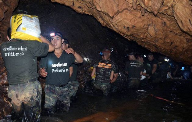 Grotte en Thaïlande : les derniers enfants piégés en cours d’évacuation