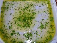 2 - Préparer une marinade dans un récipient refermable avec de l'huile d'olive, le jus d'une moitié de citron vert, le persil plat ciselé, le poivre de Timut, le sel, bien mélanger. Oter la carapace des gambas en laissant la tête et la queue et les placer dans la marinade en les badigeonnant bien. Laisser mariner pour 30 mn.